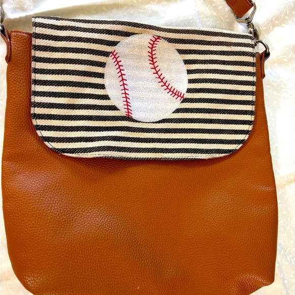 Thirty-One Baseball striped Crossbody Bag: removable flap, adjustable strap!! - Picture 4 of 13